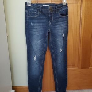 Slightly ripped jegging jeans